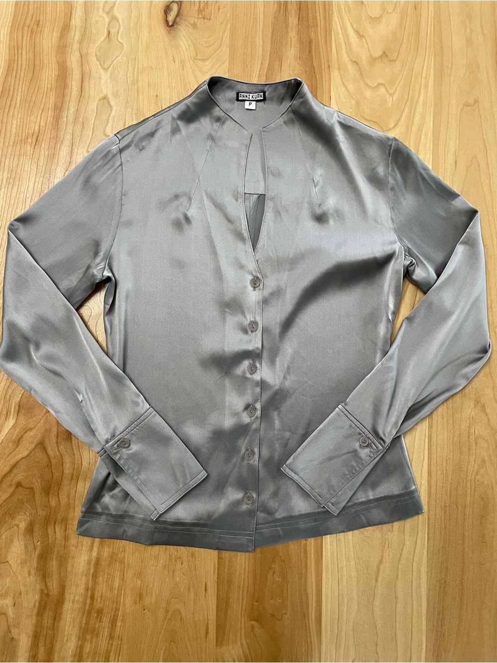 ANNI KUAN Silver Grey Silk Satin Mock Neckline Structured Cuff XS Long Sleeve